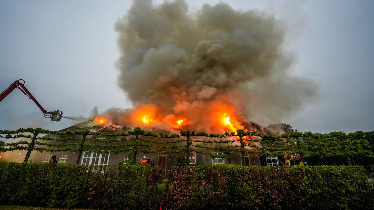 De vlammen sloegen uit het dak (foto: SQ Vision/Dave Hendriks).