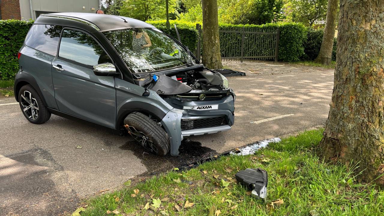 De hele voorkant van de brommobiel is kapot (foto: Marco van den Broek / SQ Vision)