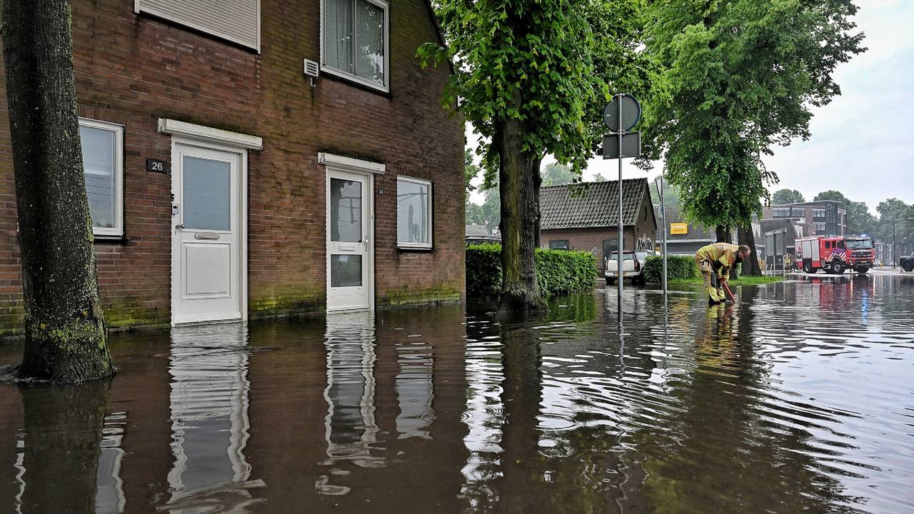 In Oisterwijk liepen de straten onder water. (foto: Toby de Kort/SQ Vision). 