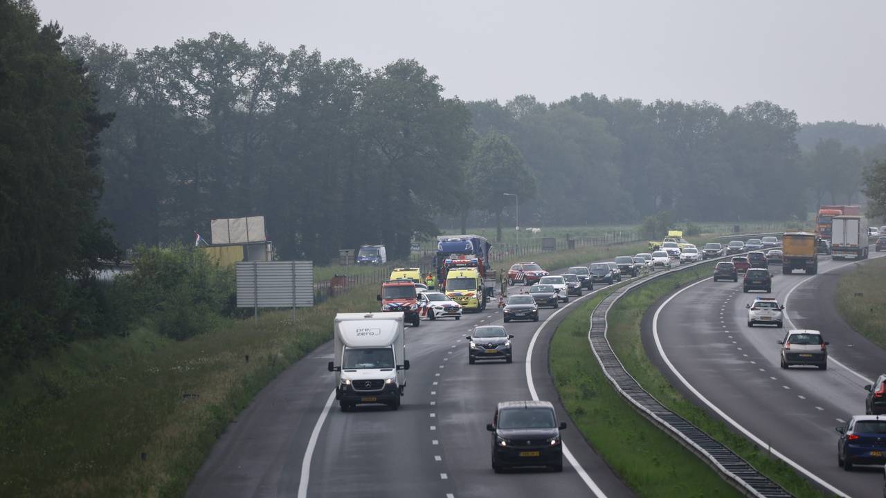 Door het ongeluk moet het verkeer over de linkerrijstrook (foto: SK-Media).