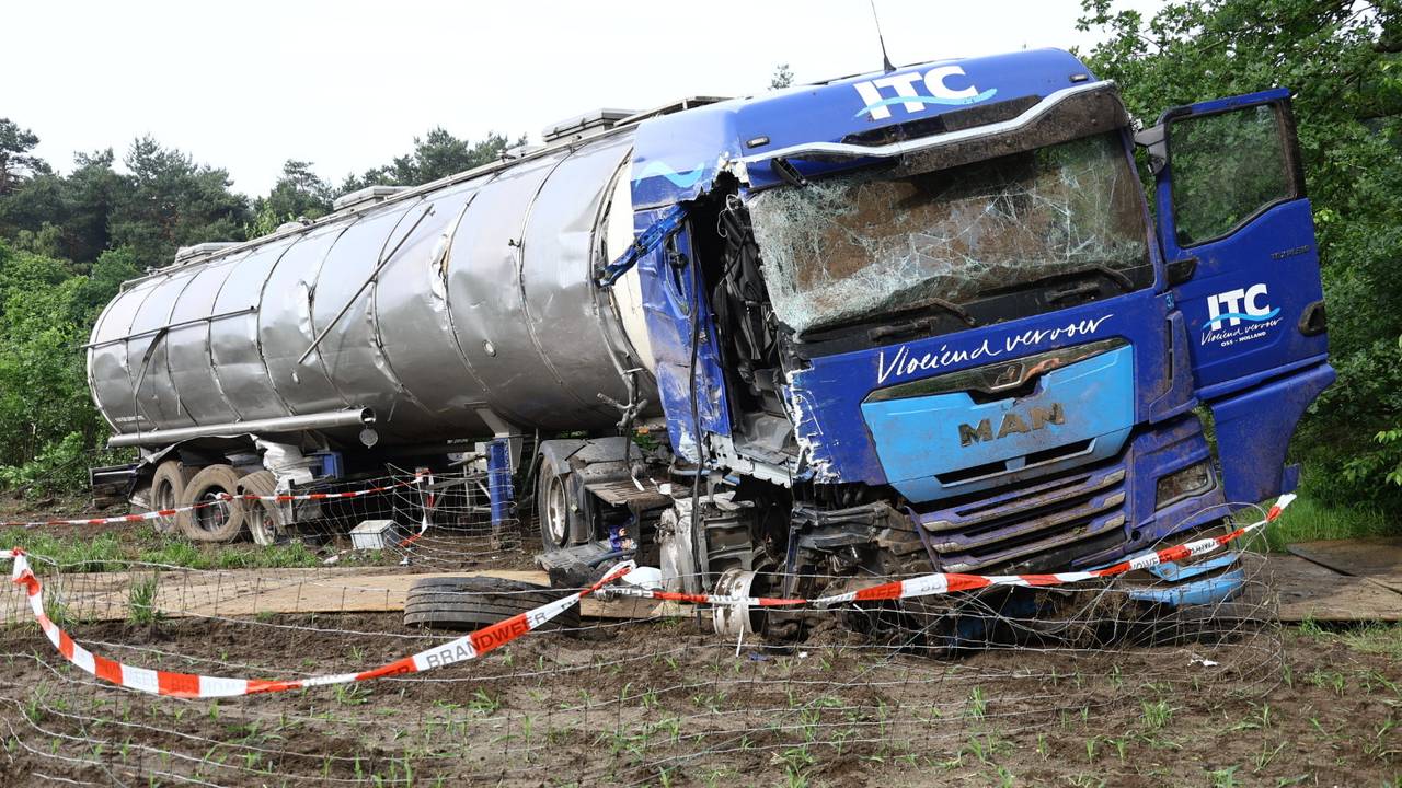 De schade aan de vrachtauto was groot (foto: SK-Media).