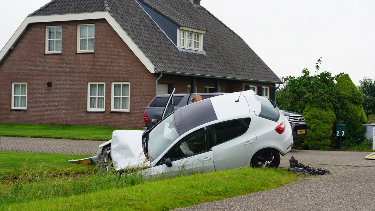 De auto raakte zwaar beschadigd (foto: SQ Vision/Jeroen Stuve).