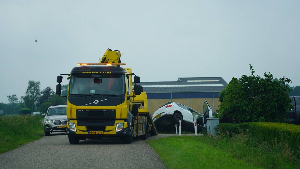 Een bergingsbedrijf kwam de auto ophalen (foto: SQ Vision/Jeroen Stuve).
