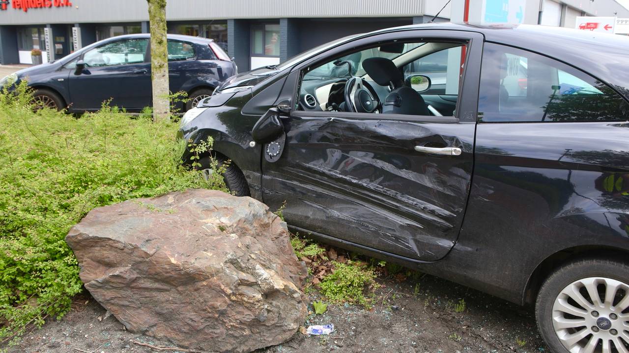De zijkant van de auto raakte flink beschadigd (foto: SQ Vision/Sander van Gils).