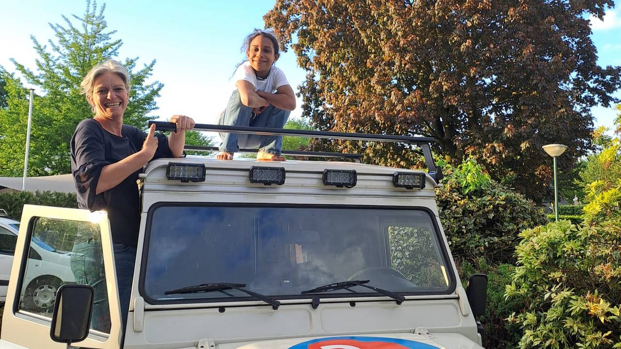 Marjon Castelijns met haar dochter Ella op de elektrische landrover