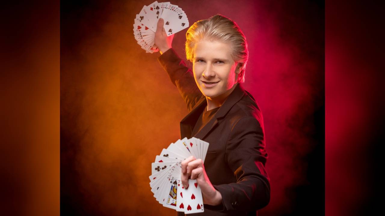 Olivier (15) doet met zijn goocheltrucs mee aan het EK in Italië.