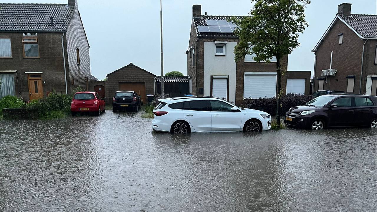 De regenbui zette straten in onder andere Kruisland blank (foto: Tom Berkers).
