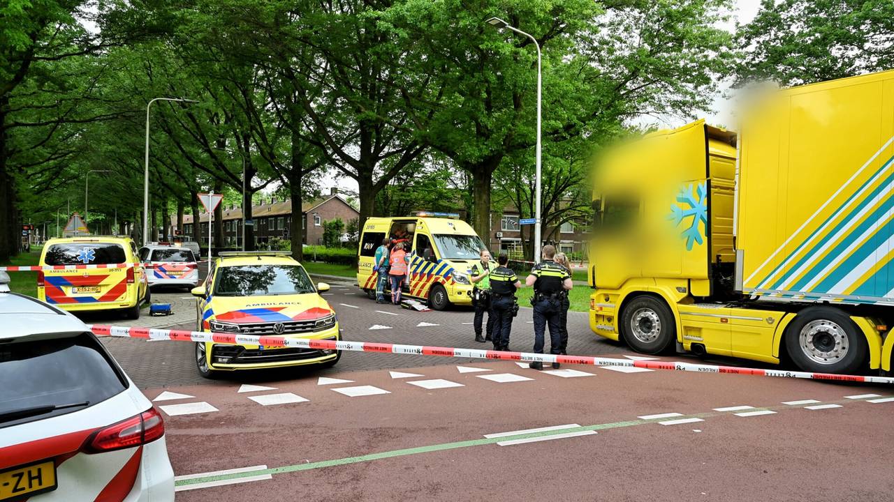 Ongeluk met vrachtwagen op beruchte kruising, fietser zwaargewond.