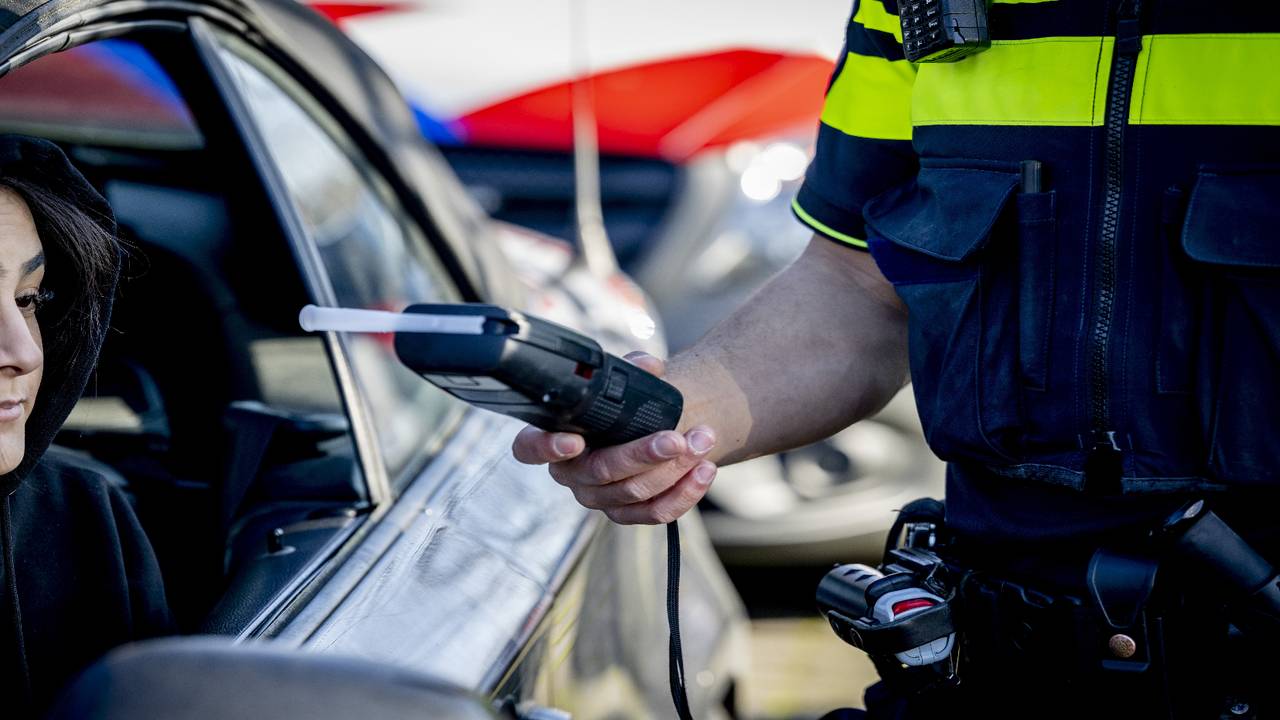 Politie neemt een blaastest af (archieffoto: ANP).