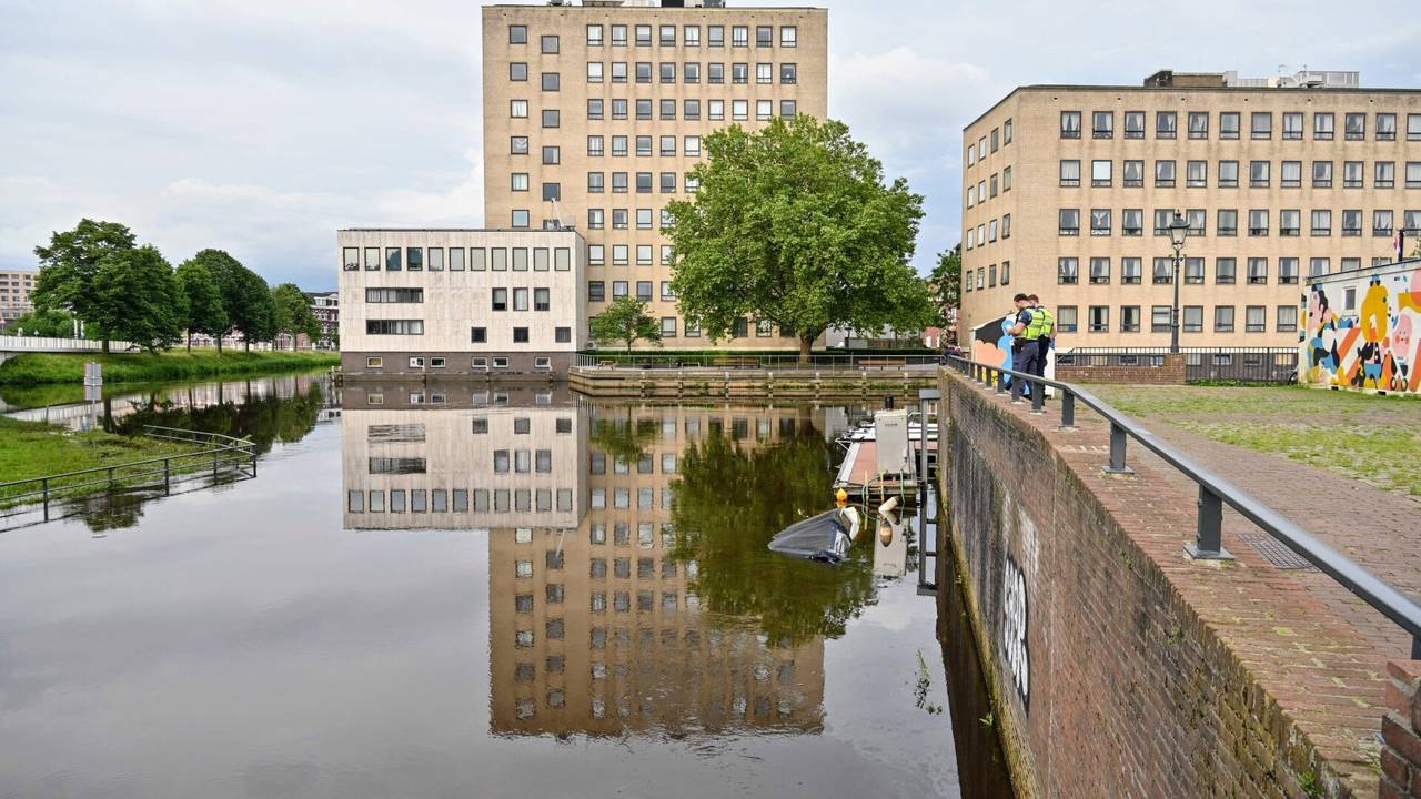Handhavers bij de Prinsenkade in Breda (foto: Tom van der Put/SQ Vision).