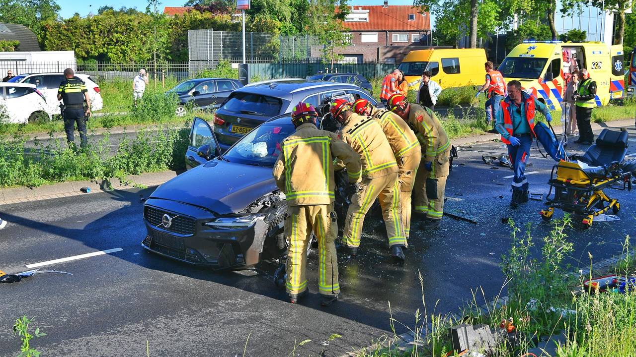 De brandweer moest de man uit zijn auto bevrijden (foto: SQ Vision/Rico Vogels).