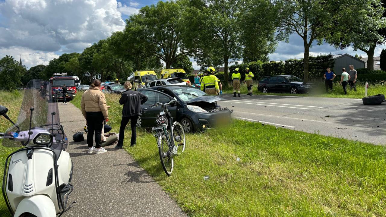 Vrouw komt om bij ongeluk met 4 autos op de N321, ook drie gewonden.