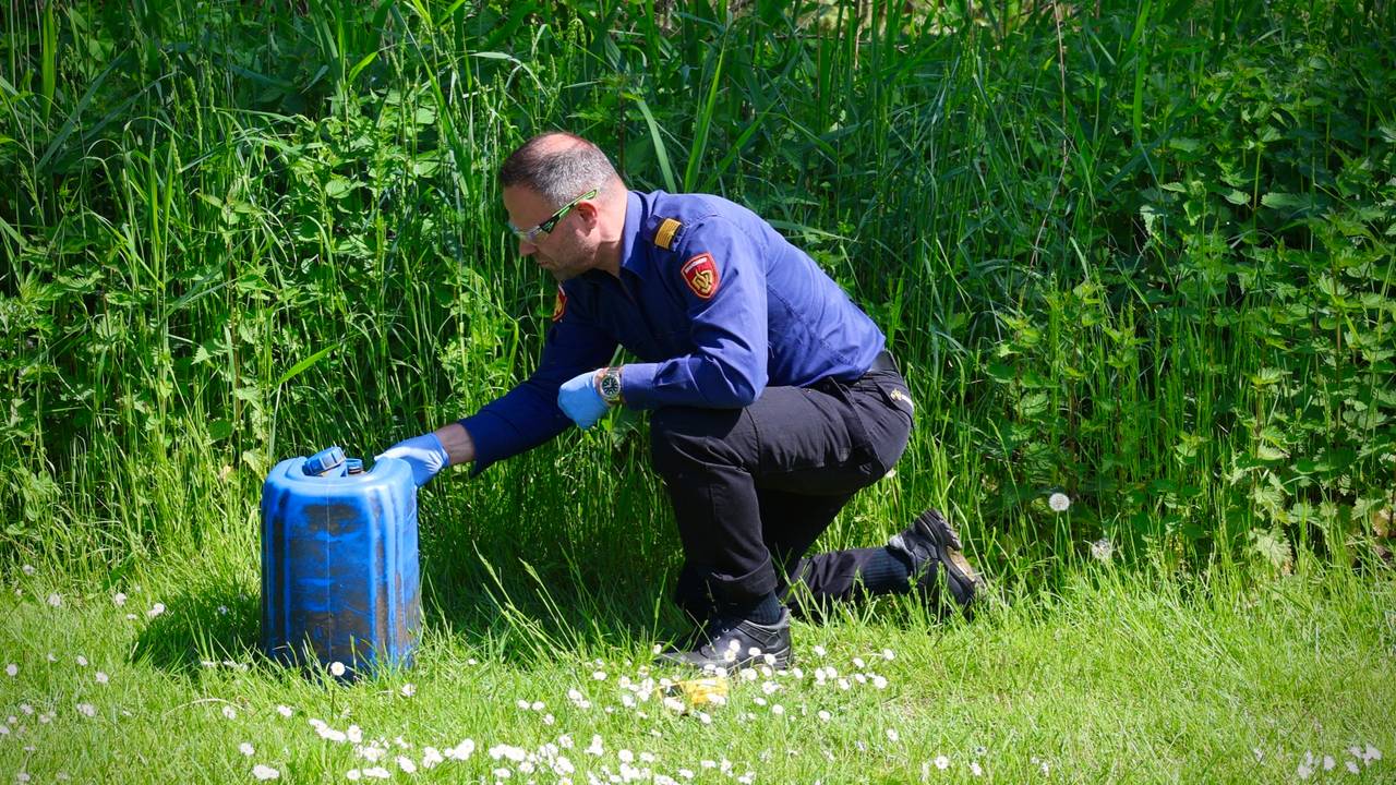 De brandweer deed onderzoek naar de inhoud van de jerrycan (foto: SQ Vision/Sander van Gils).