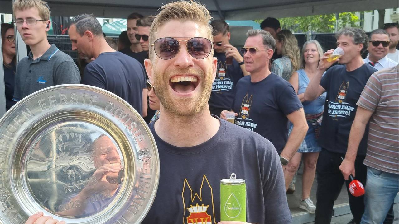 Een blije De Leeuw met schaal (foto: Leon Voskamp).