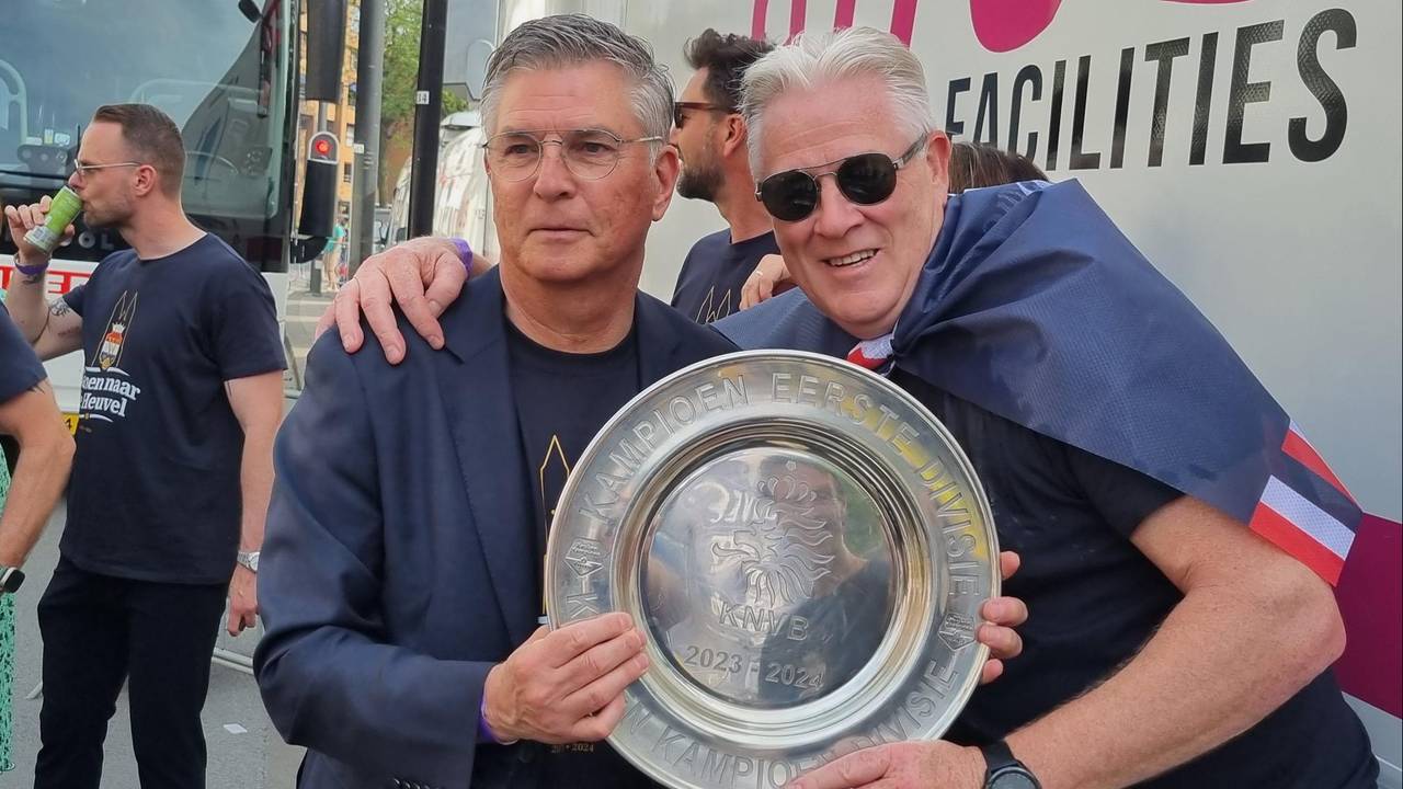 Martin van Geel en Peter Maes met de schaal (foto: Leon Voskamp).