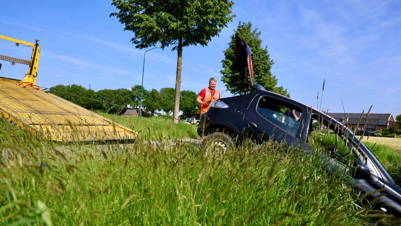 Een auto kwam in de beek terecht (foto: SK-Media).