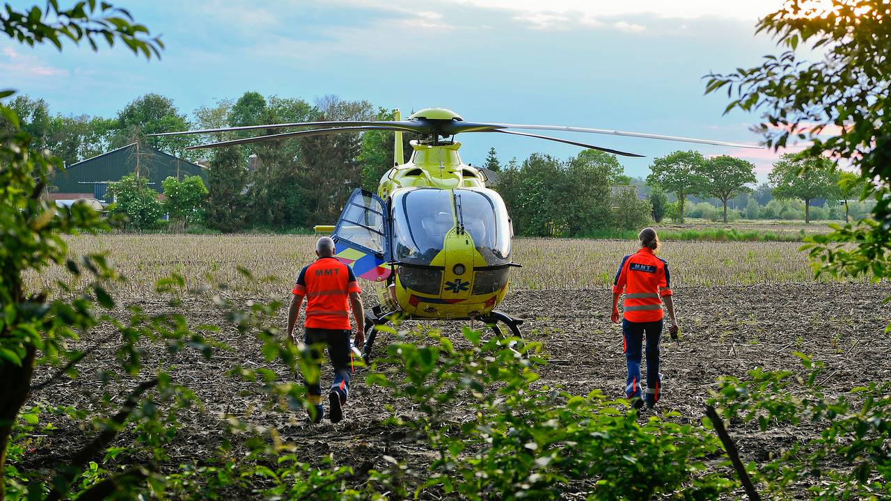 De traumahelikopter landde in de buurt (foto: SQ Vision/Rico Vogels).