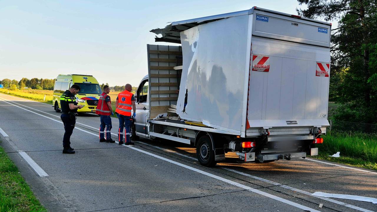 De bakwagen raakte flink beschadigd (foto: SQ Vision/Rico Vogels).