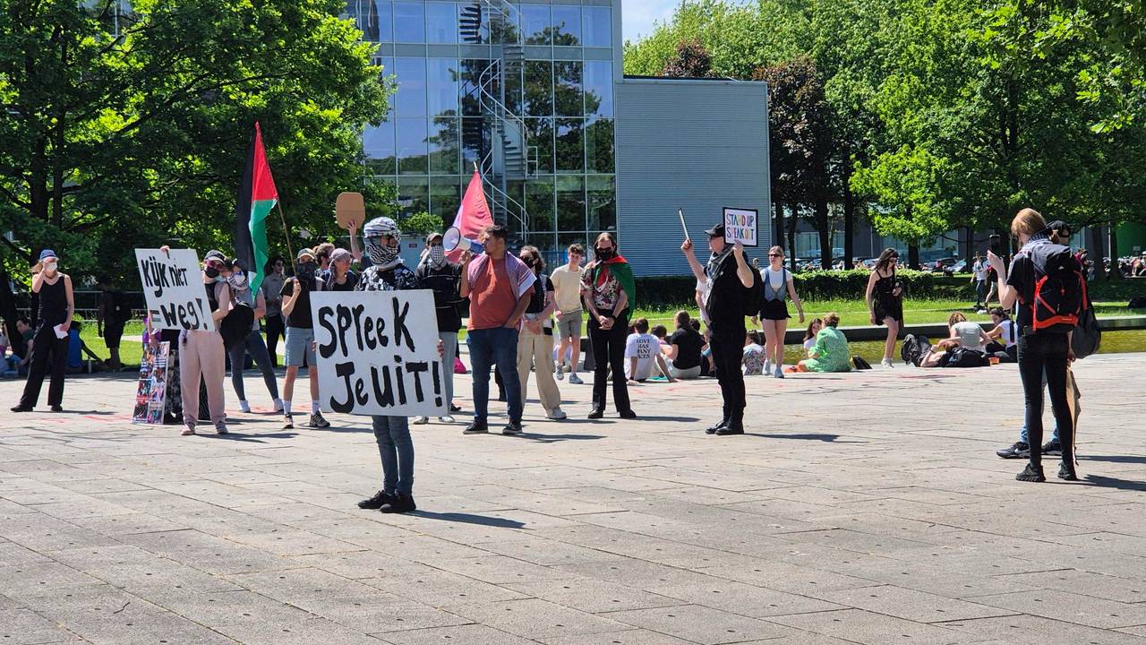 De demonstranten liepen van het station naar de universiteit (foto: Omroep Brabant).