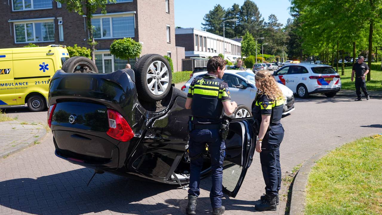 Een auto belandde op de kop (foto: SQ Vision/Gabor Heeres).