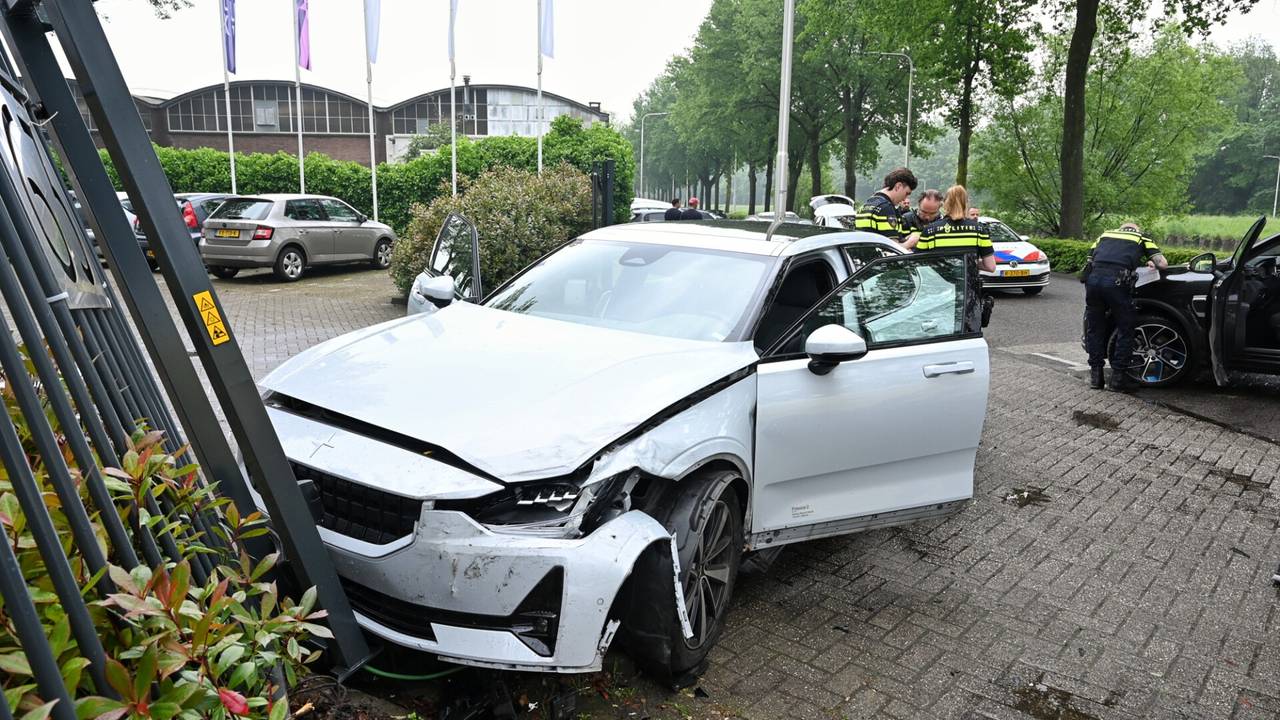 Een van de auto's belandde tegen een hek (foto: Toby de Kort/SQ Vision).
