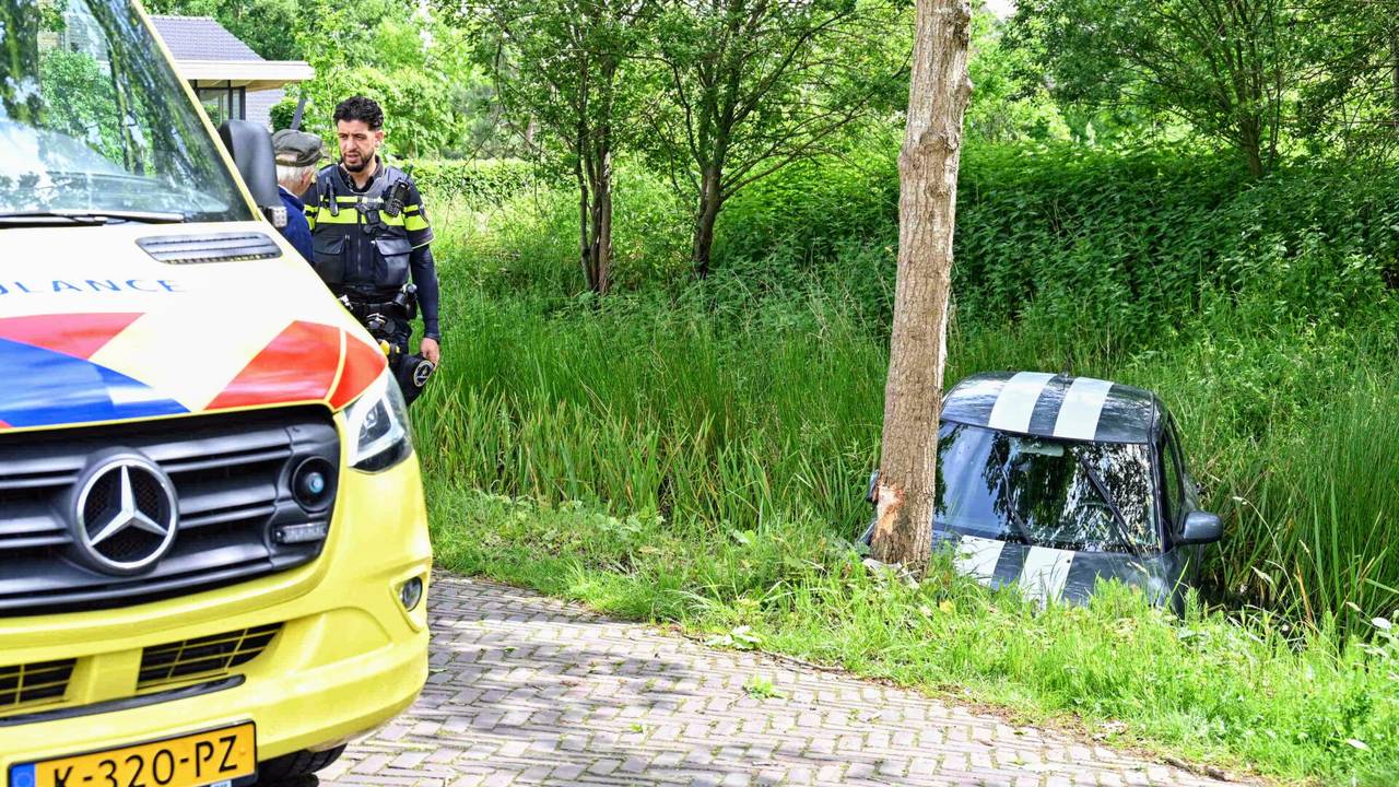 De vrouw werd nagekeken in de ambulance (foto: SQ Vision/Tom van der Put).