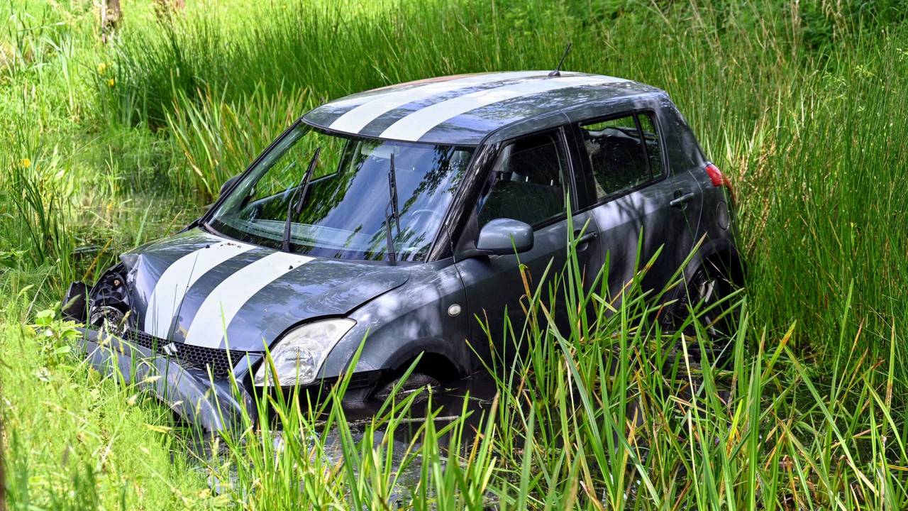 De auto belandde in een beek (foto: SQ Vision/Tom van der Put).