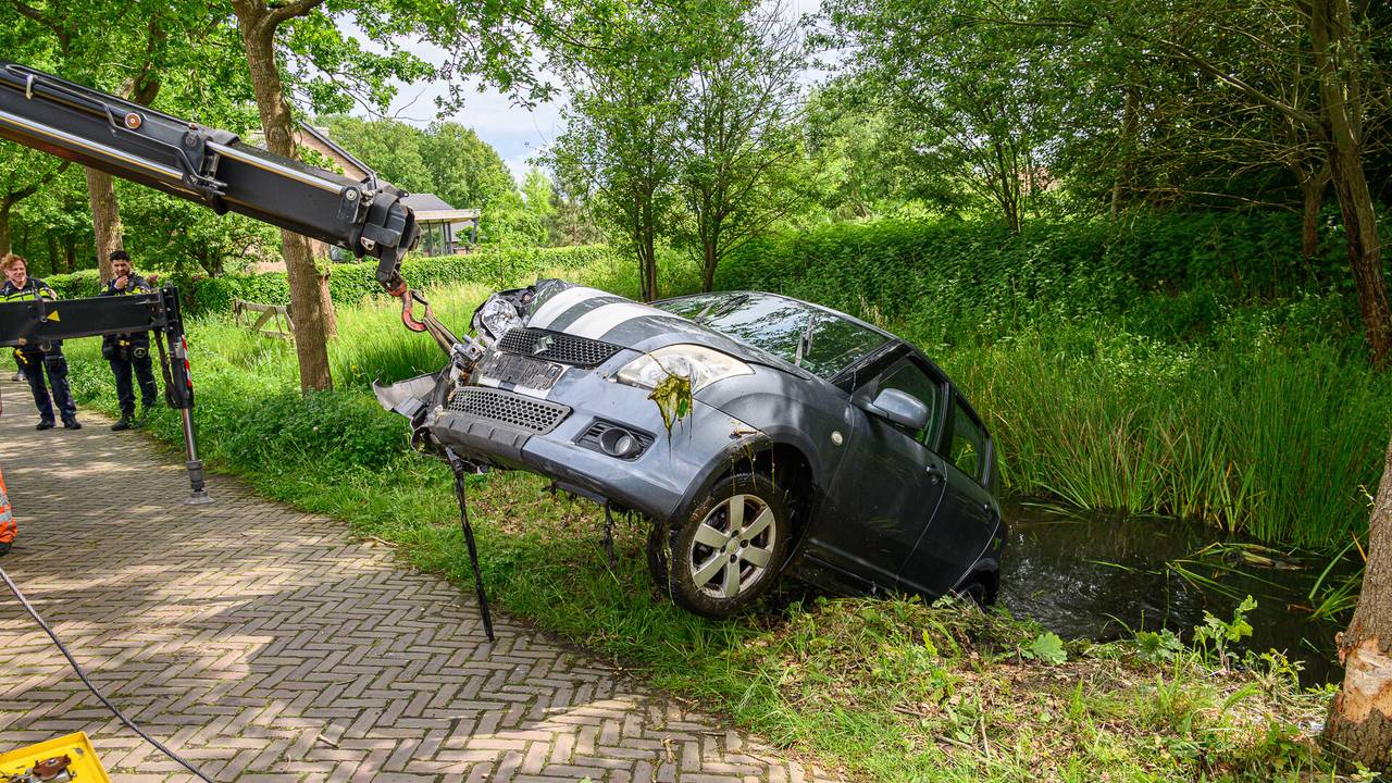 De auto werd uit de beek getakeld (foto: SQ Vision/Tom van der Put).