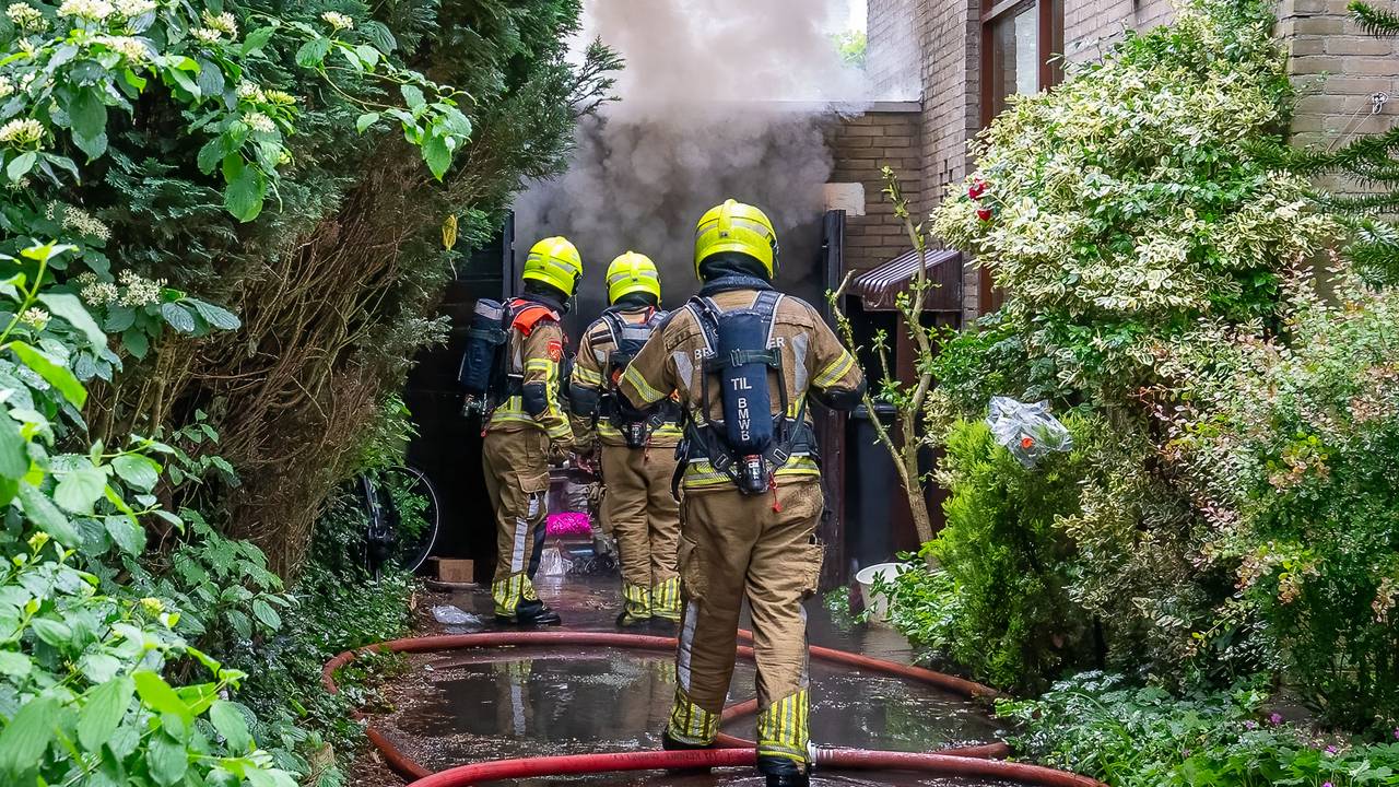 De brandweer kwam met veel mensen naar het huis (foto: SQ Vision/Iwan van Dun).