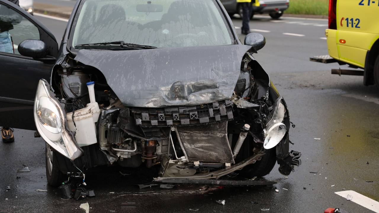 De auto's raakten zwaar beschadigd (foto: SK-Media).