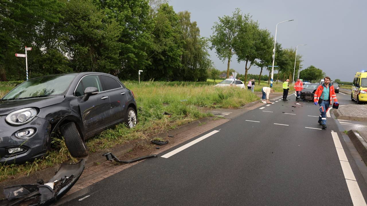 De auto's in Oploo raakten zwaar beschadigd (foto: SK-Media).