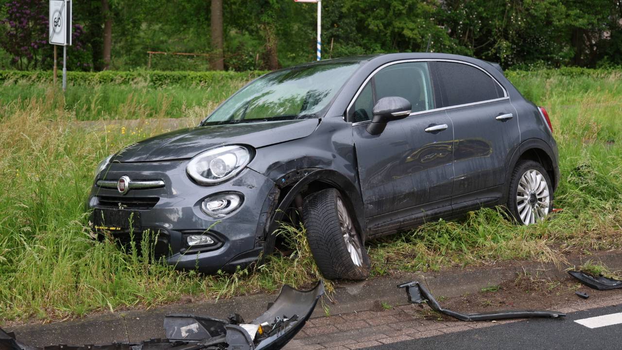 Een auto belandde in de berm (foto: SK-Media).