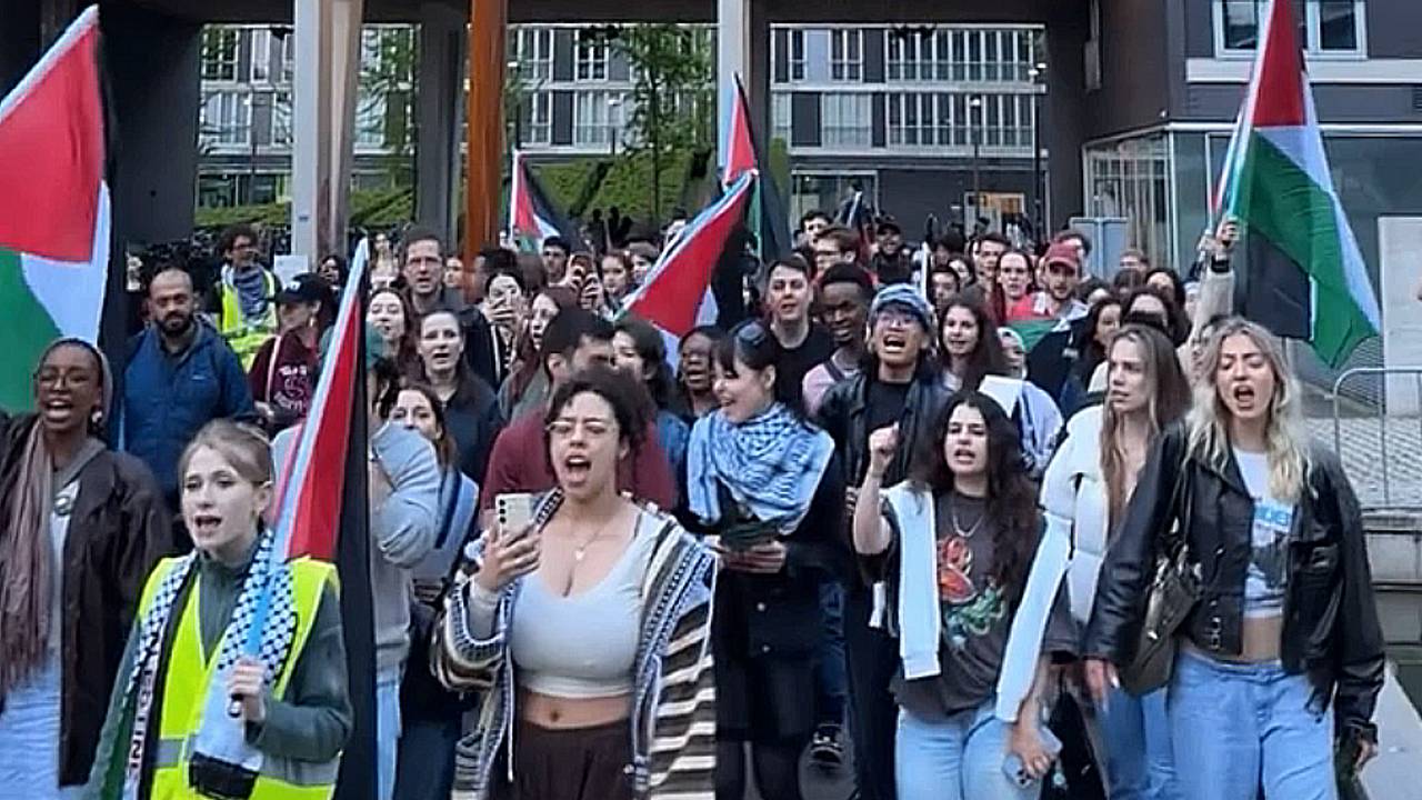 De demonstratie op Tilburg University. (foto Instagram Palestine Tilburg).