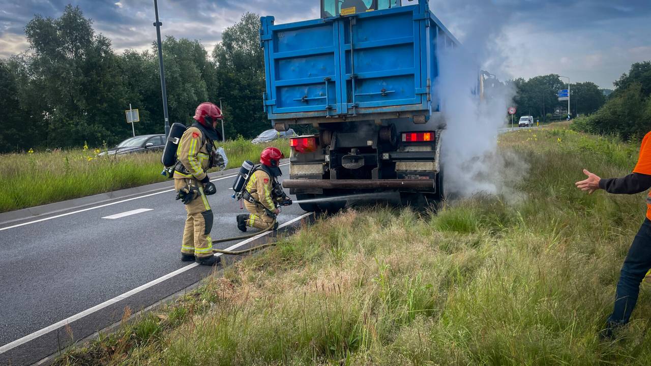 Er kwam rook onder de vrachtauto vandaan (foto: SQ Vision/Harrie Grijseels).
