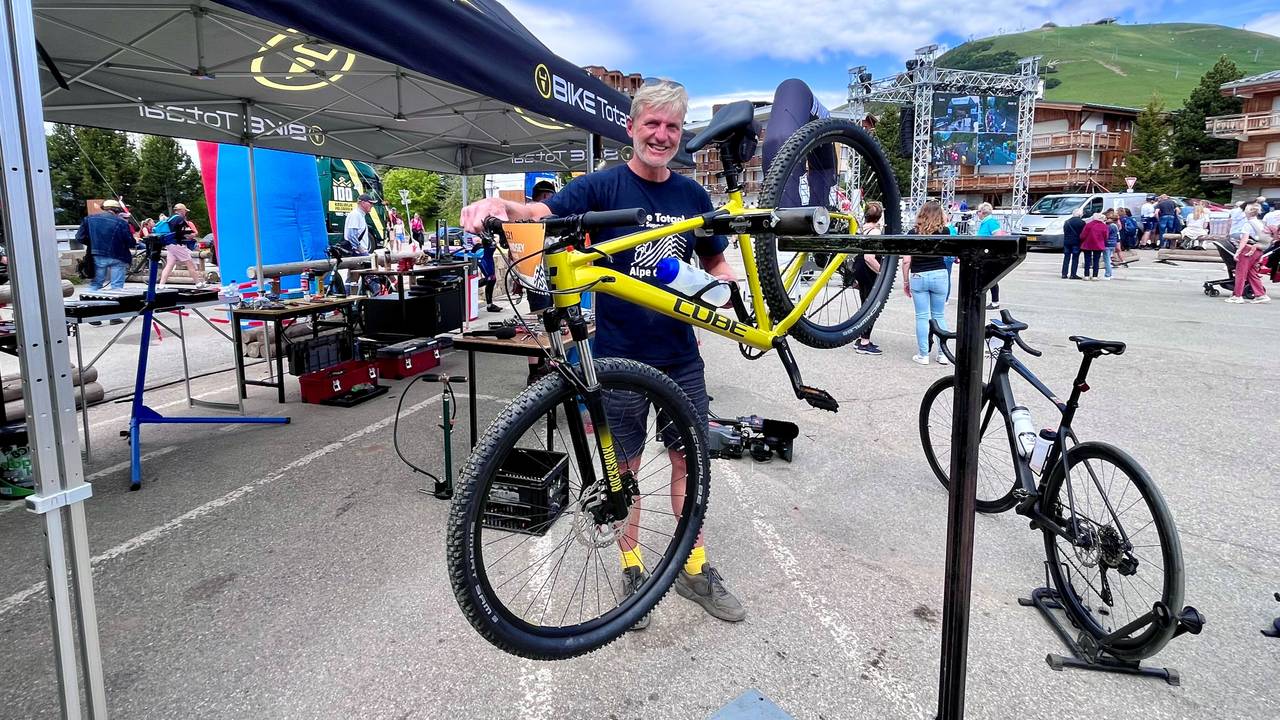 Fietsenmaker Rick Kemps heeft het druk met het vervangen van remblokjes (foto: Hannelore Struijs)
