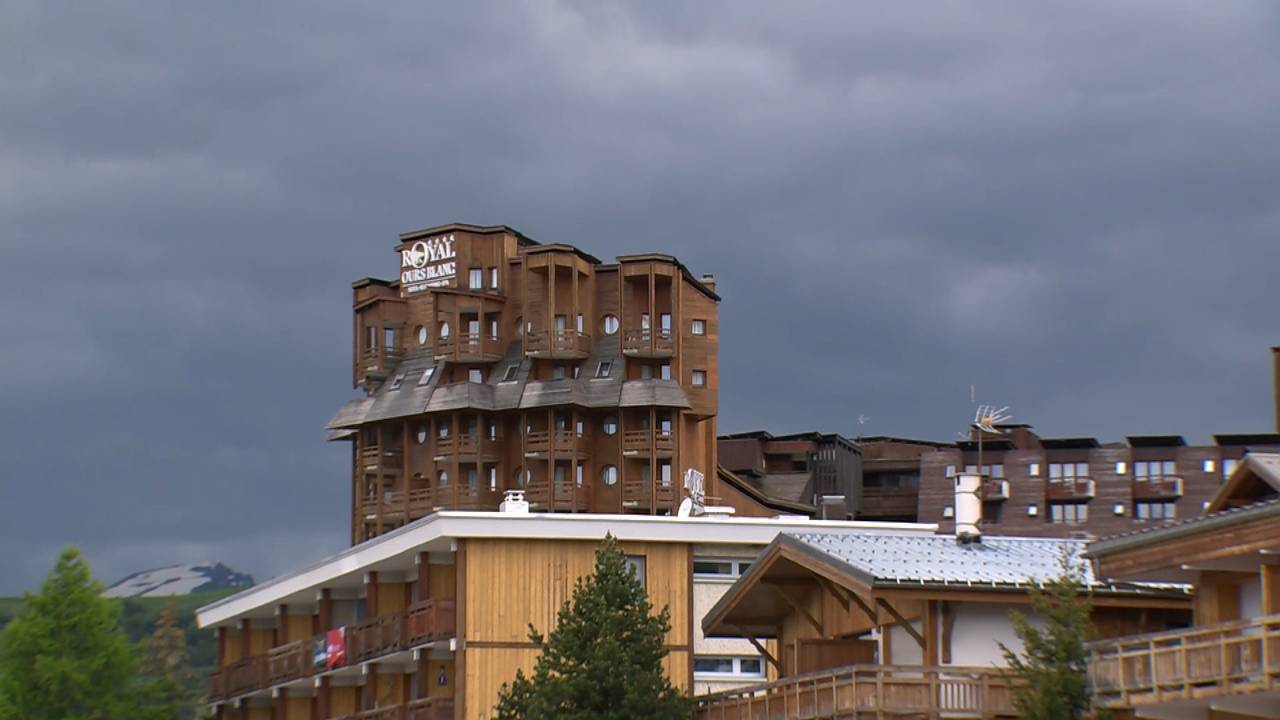 Dreigende wolken boven de berg.