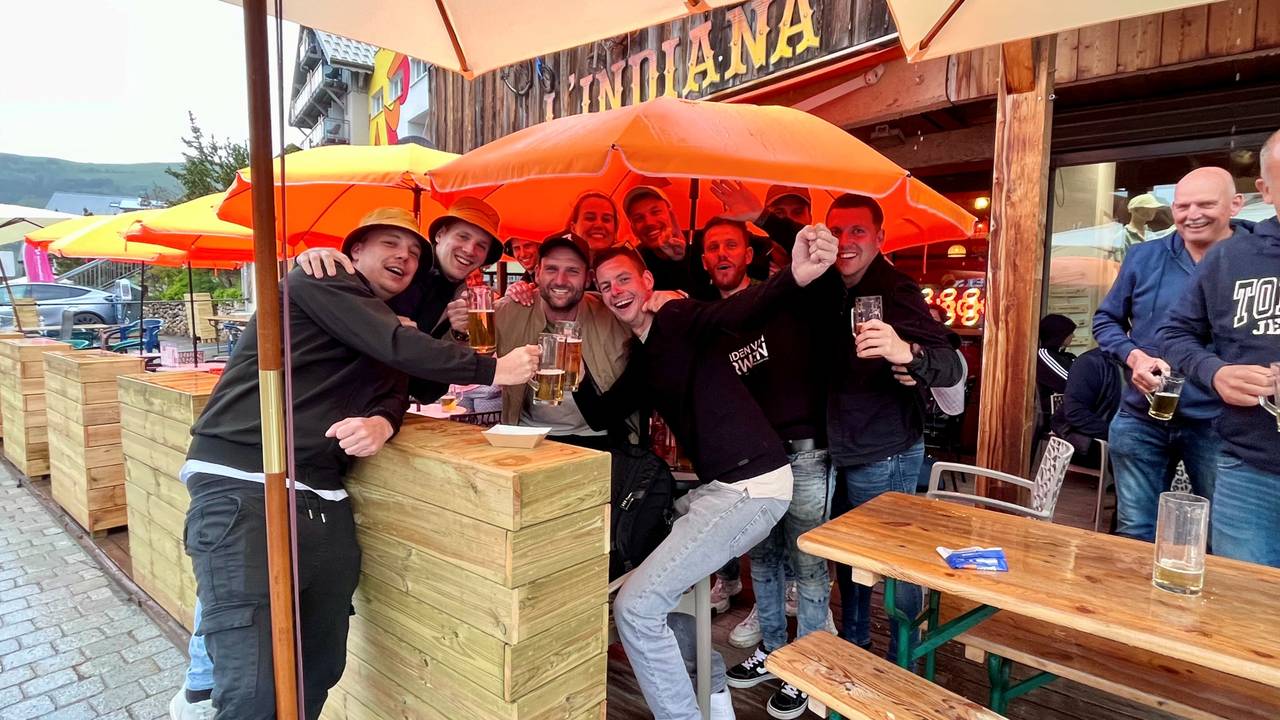 Onder de paraplu regent het zonnestralen.