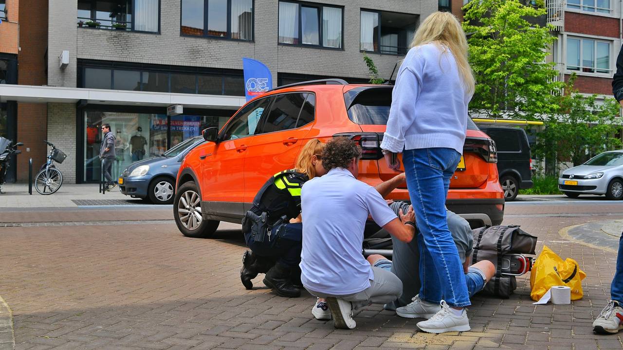 Omstanders hielpen de fietser na het ongeval (foto: SQ Vision/Rico Vogels).