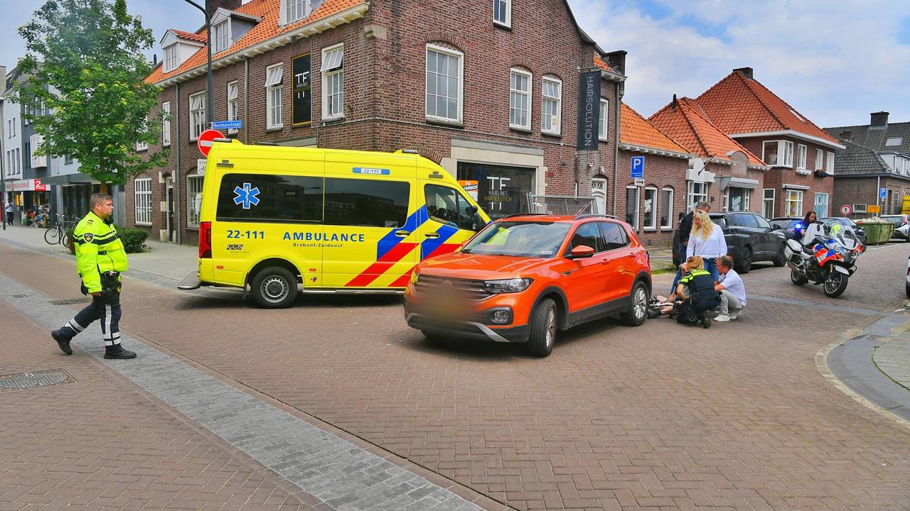 De man werd nagekeken in de ambulance (foto: SQ Vision/Rico Vogels).