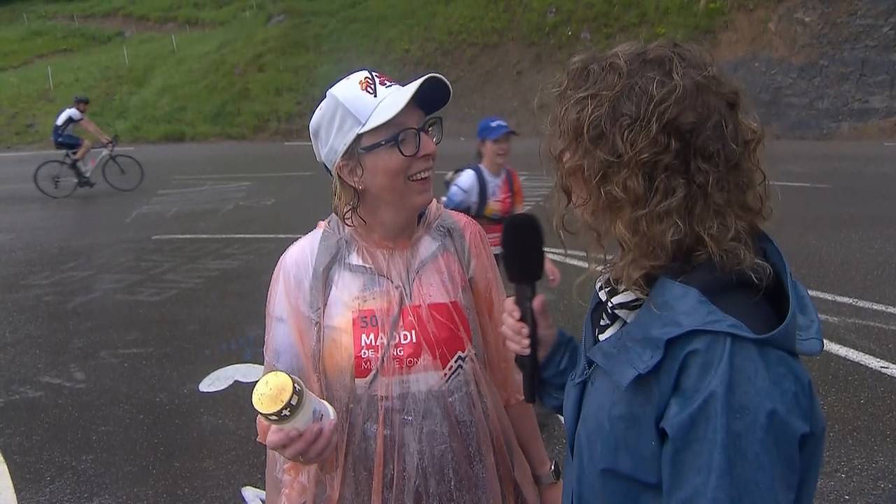 Met de kaars van Tijn in de hand is moeder op weg naar het hoogste punt.