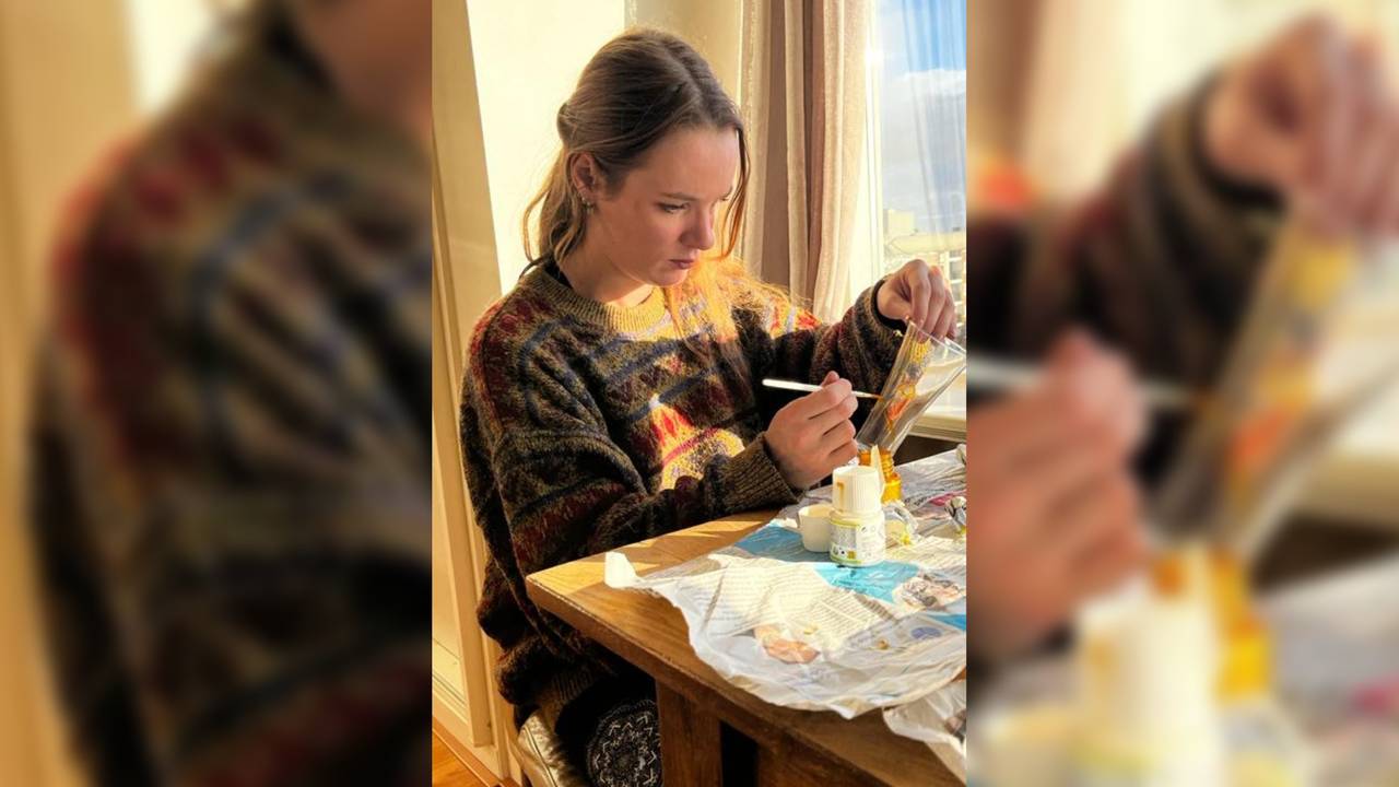 Yara Bakker in de trui van haar vader die ze graag terug wil.