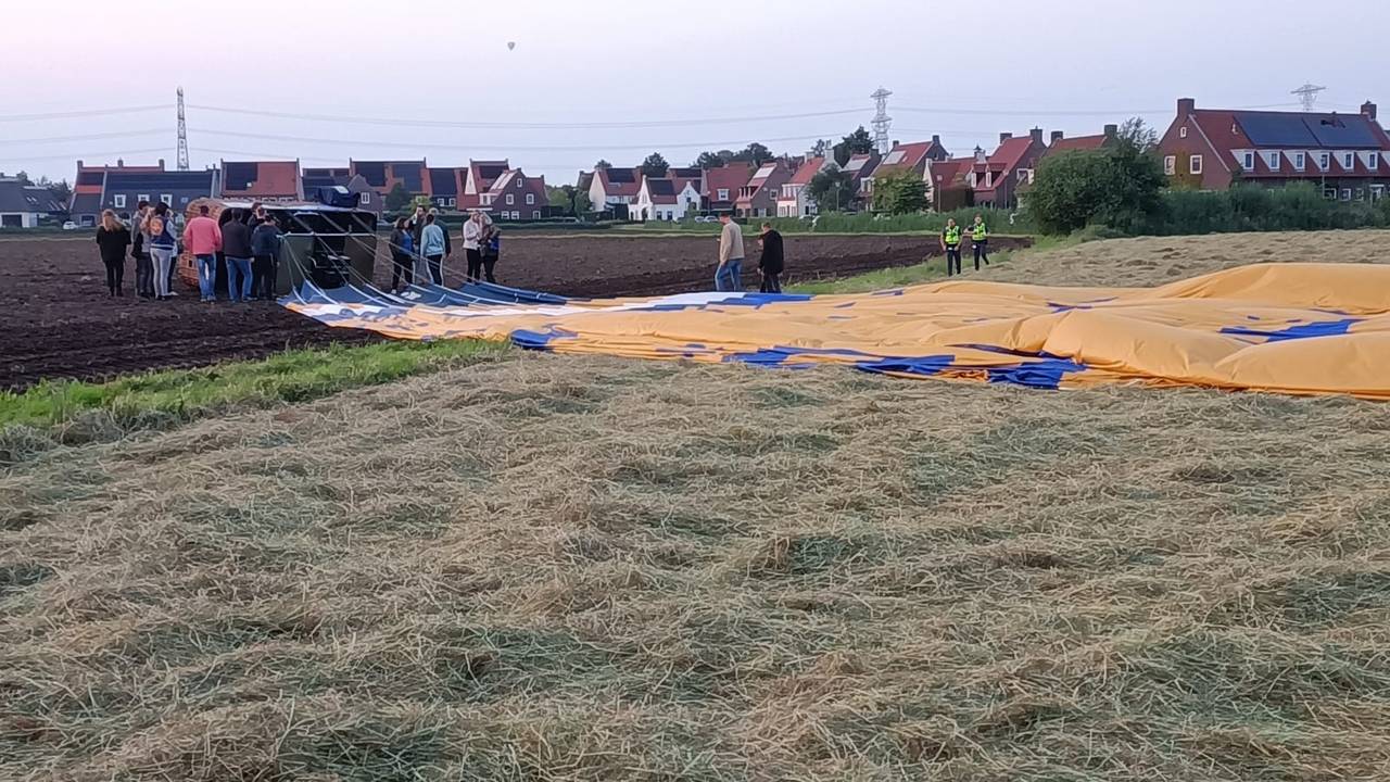 De luchtballon landde op het weiland (foto: D.V.)