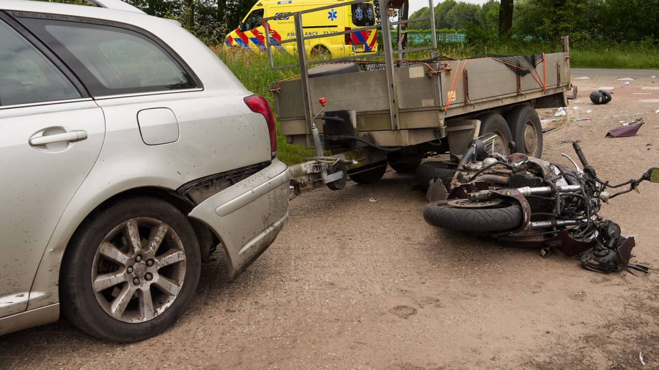 Man en vrouw op motor zwaargewond na botsing met aanhanger.