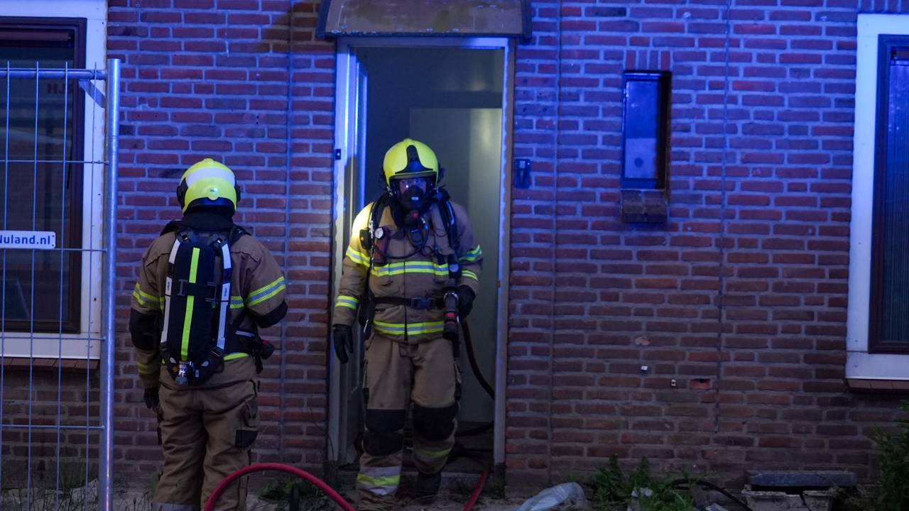 De brandweer heeft de deur geforceerd (foto: Gabor Heeres/SQ Vision).