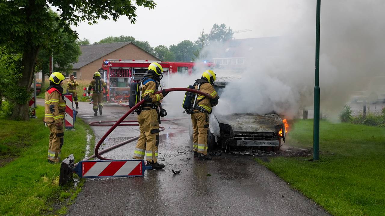 De brandweer bluste de bestelbus in Haren (foto: Gabor Heeres/SQ Vision).