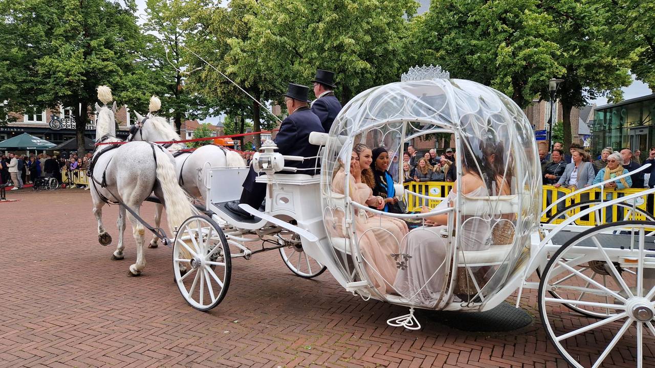 Met een witte koets gaan de leerlingen naar het diner (foto: Omroep Brabant).