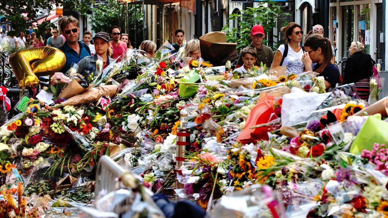 De bloemenzee op de plek na de moord in 2021 (foto: ANP).