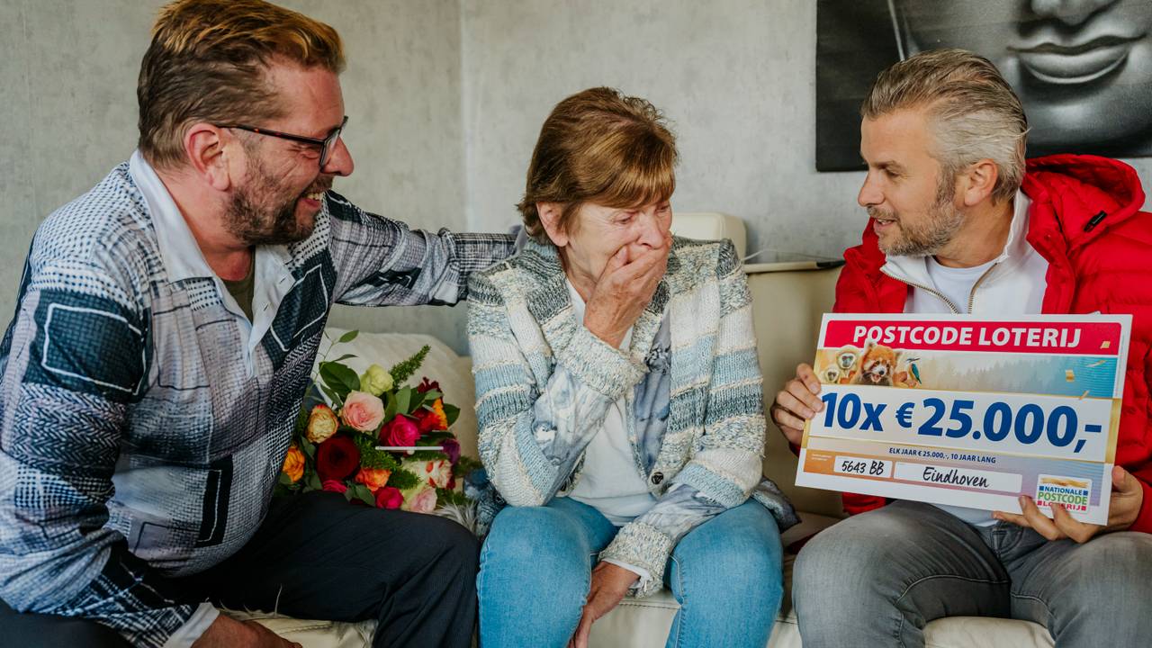 Leonie is emotioneel als ze haar prijs te zien krijgt (foto: Amy van Leiden).