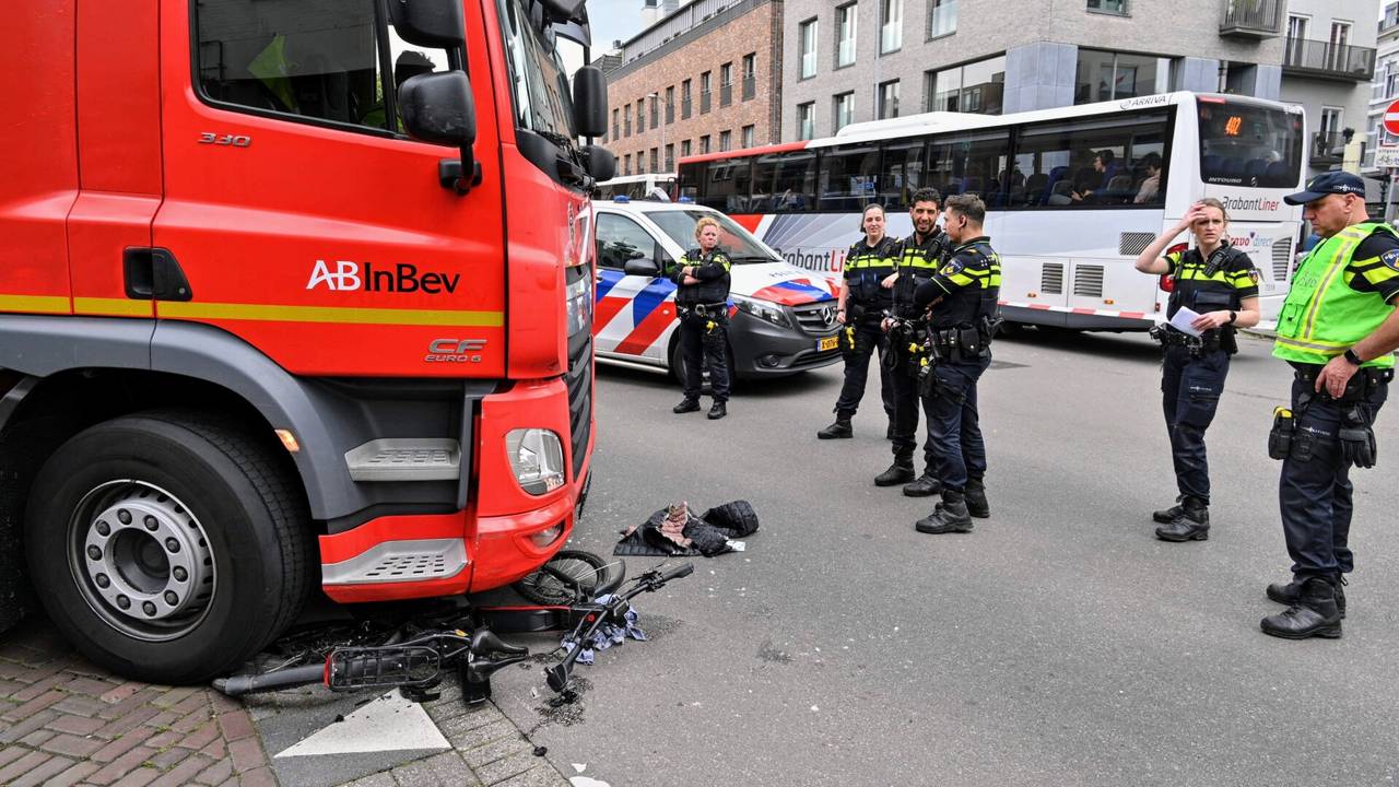 Van de fiets is na het ongeluk weinig over (foto: SQ Vision/Tom van der Put).