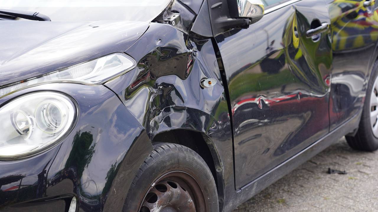 De auto was na het ongeval behoorlijk ingedeukt (foto: SQ Vision/Jeroen Stuve).